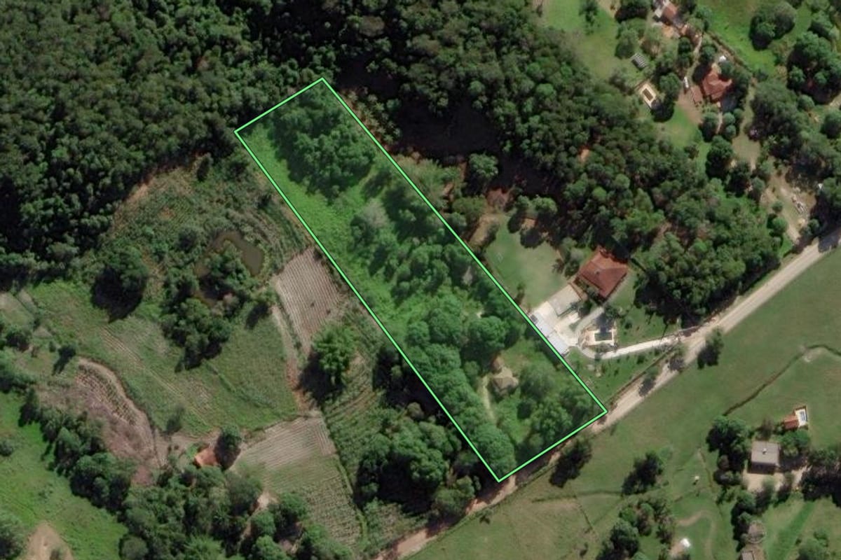 Imagem de satélite do imóvel rural em Silva Jardim (RJ), com o contorno declarado no CAR desenhado por cima.