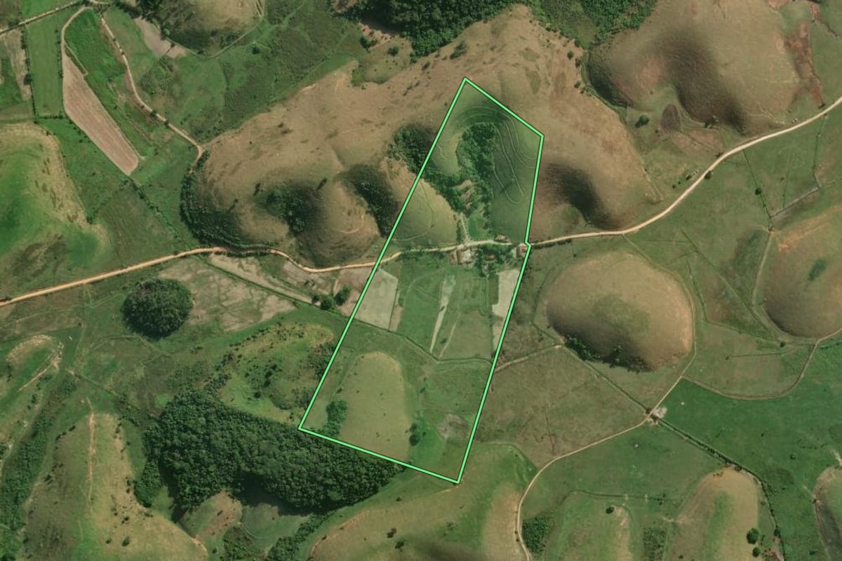 Imagem de satélite do imóvel rural em Silva Jardim (RJ), com o contorno declarado no CAR desenhado por cima.