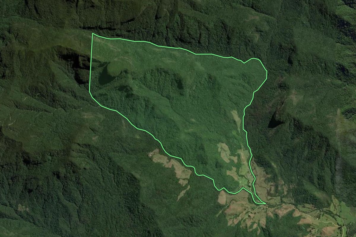 Imagem de satélite do imóvel rural em Silva Jardim (RJ), com o contorno declarado no CAR desenhado por cima.