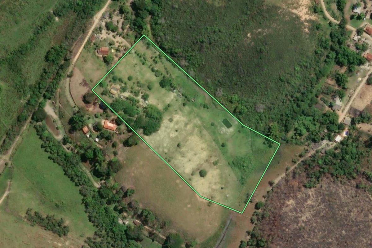 Imagem de satélite do imóvel rural em Silva Jardim (RJ), com o contorno declarado no CAR desenhado por cima.