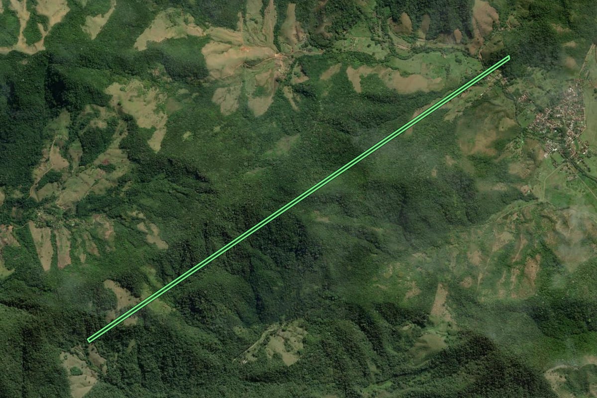 Imagem de satélite do imóvel rural em Silva Jardim (RJ), com o contorno declarado no CAR desenhado por cima.