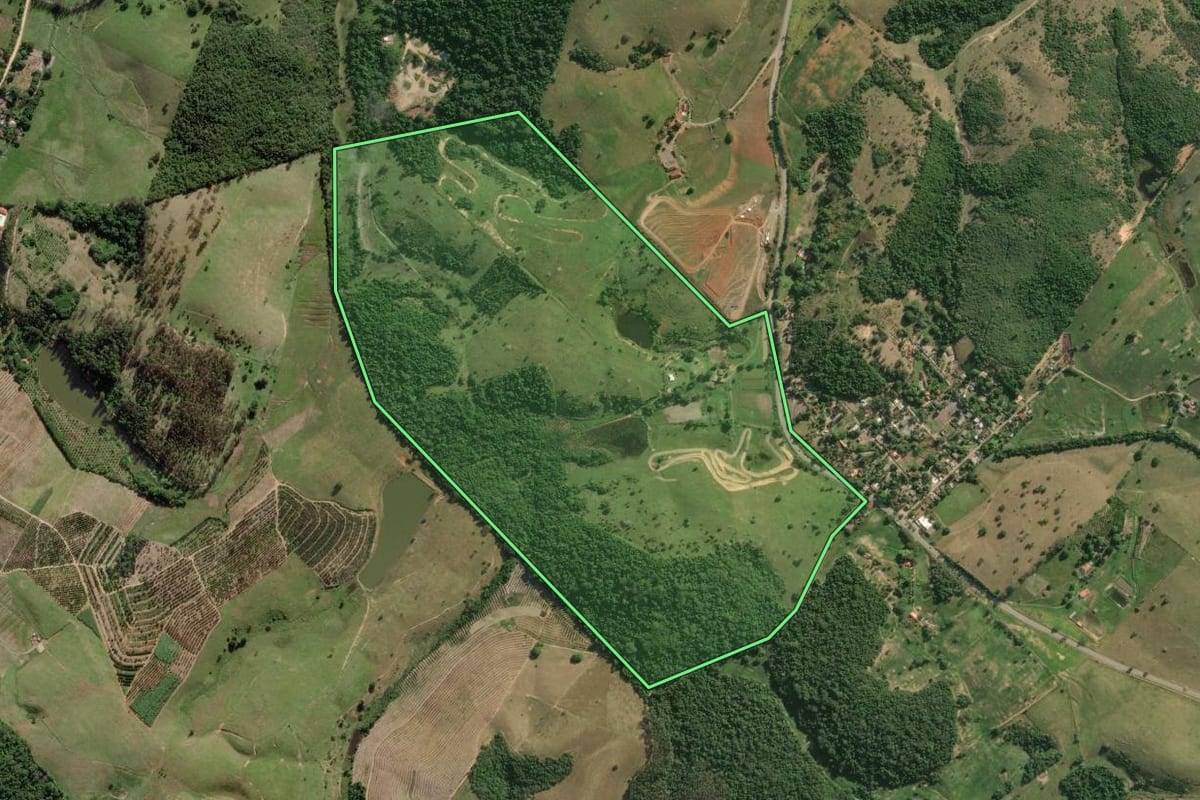 Imagem de satélite do imóvel rural em Silva Jardim (RJ), com o contorno declarado no CAR desenhado por cima.
