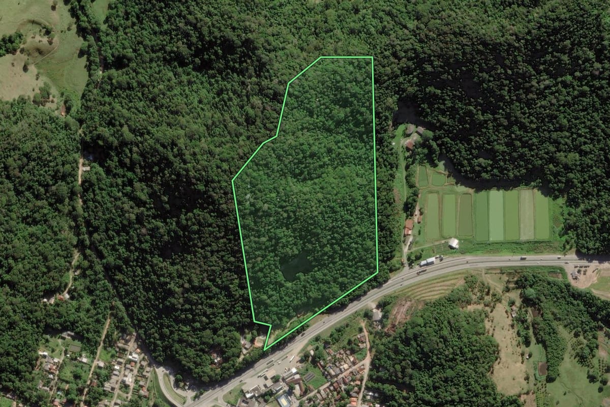 Imagem de satélite do imóvel rural em Silva Jardim (RJ), com o contorno declarado no CAR desenhado por cima.