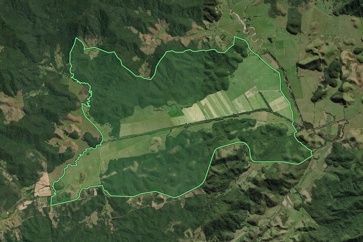 Imagem de satélite do imóvel rural em Silva Jardim (RJ), com o contorno declarado no CAR desenhado por cima.