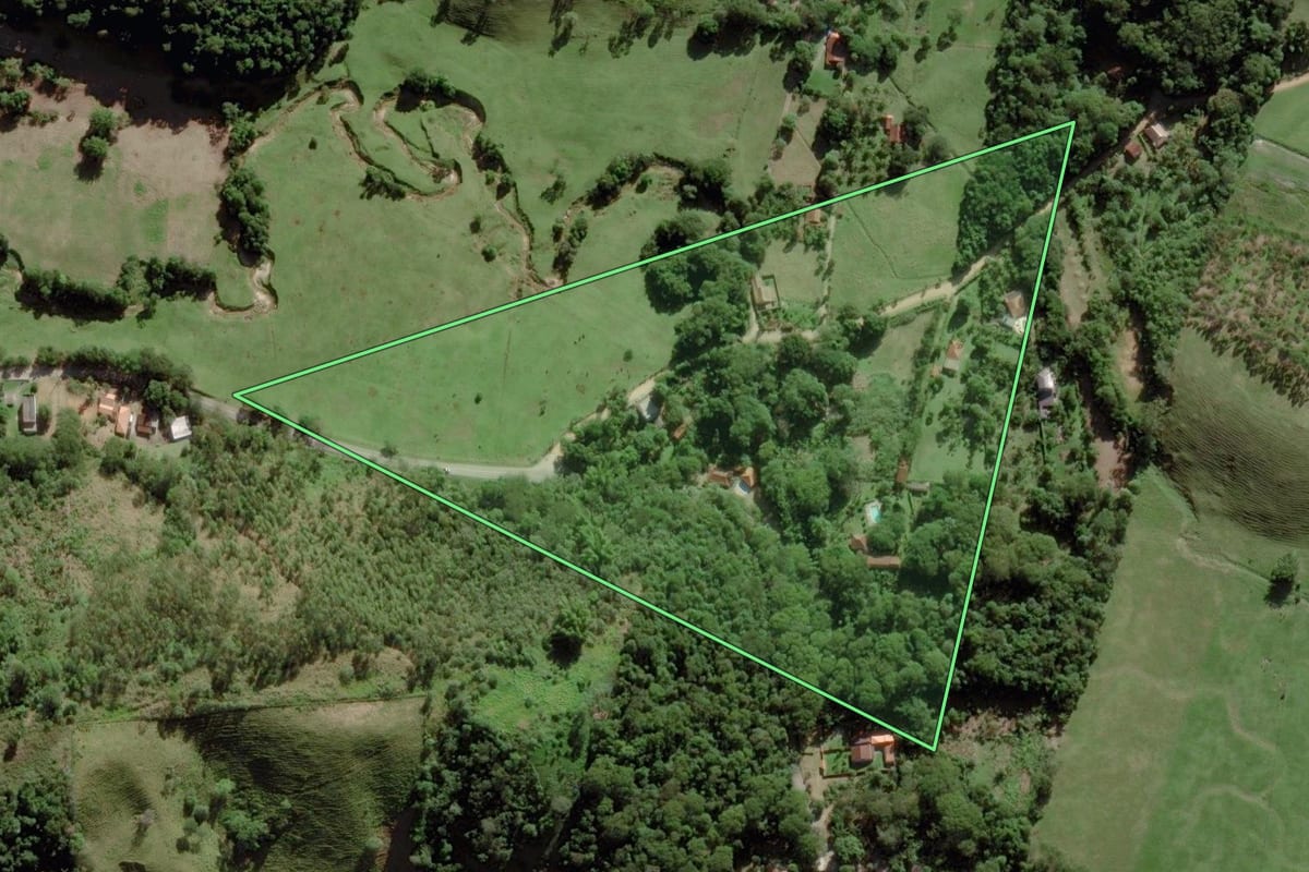 Imagem de satélite do imóvel rural em Silva Jardim (RJ), com o contorno declarado no CAR desenhado por cima.