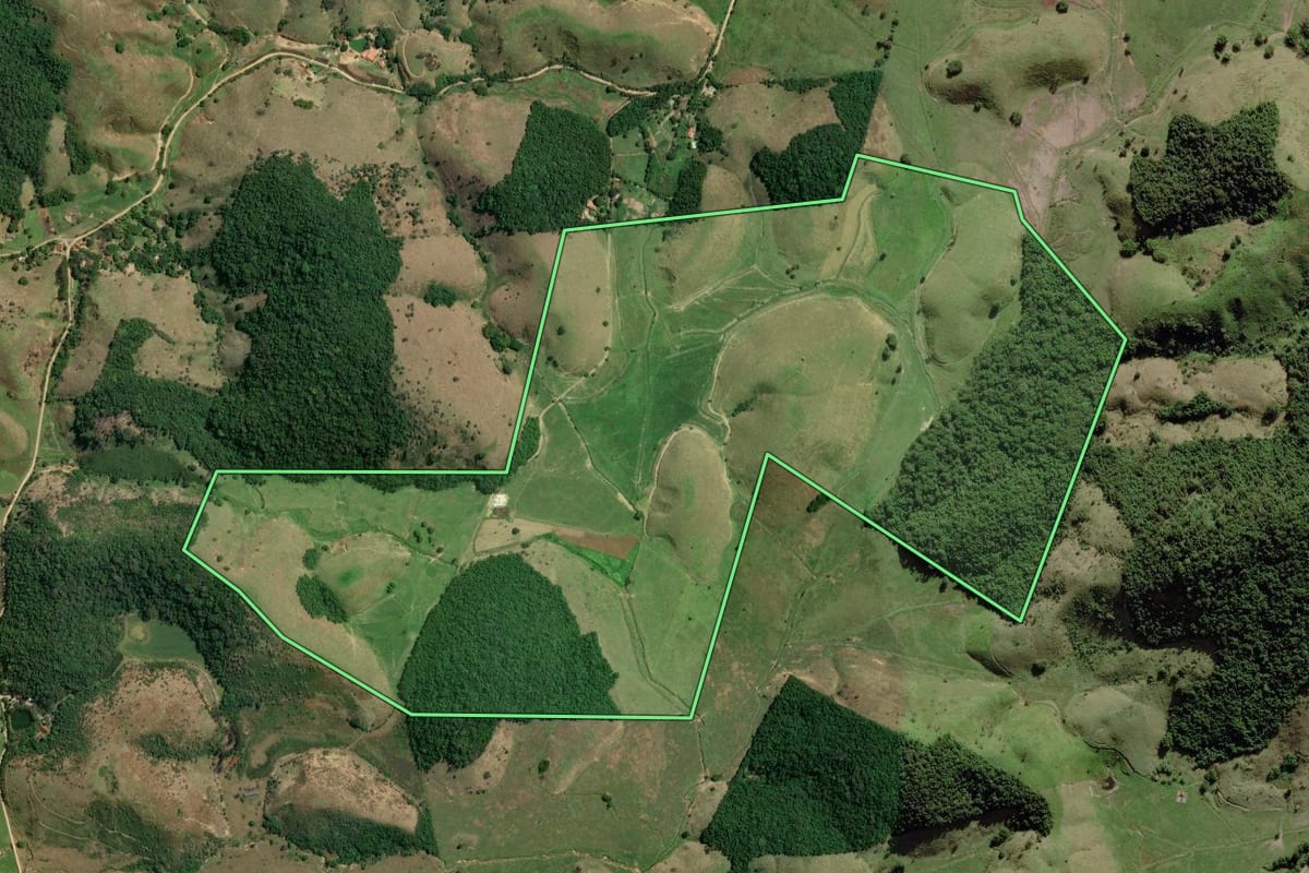 Imagem de satélite do imóvel rural em Silva Jardim (RJ), com o contorno declarado no CAR desenhado por cima.