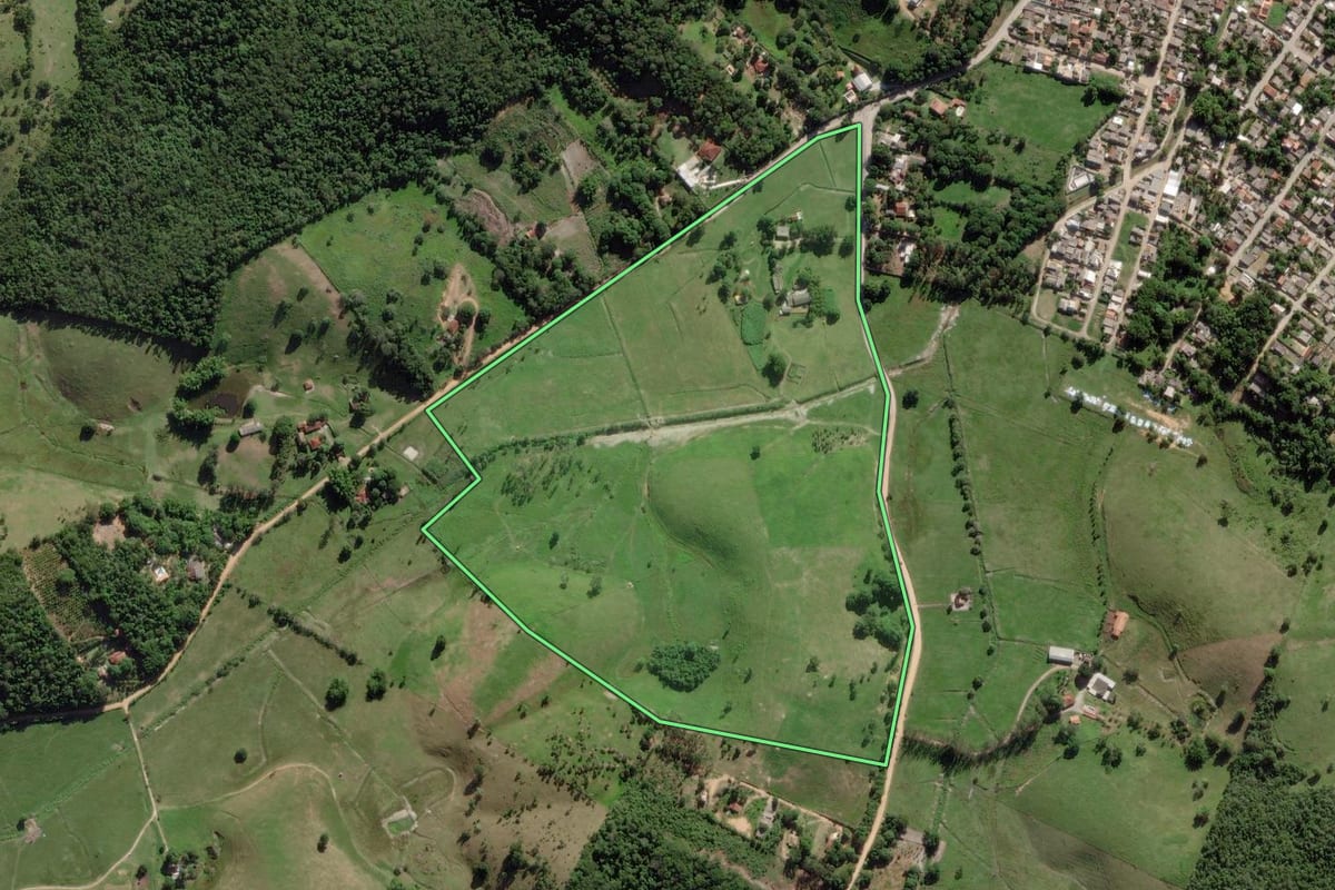 Imagem de satélite do imóvel rural em Silva Jardim (RJ), com o contorno declarado no CAR desenhado por cima.