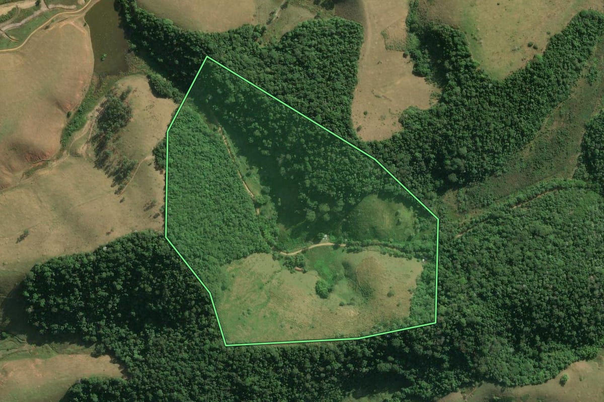 Imagem de satélite do imóvel rural em Silva Jardim (RJ), com o contorno declarado no CAR desenhado por cima.