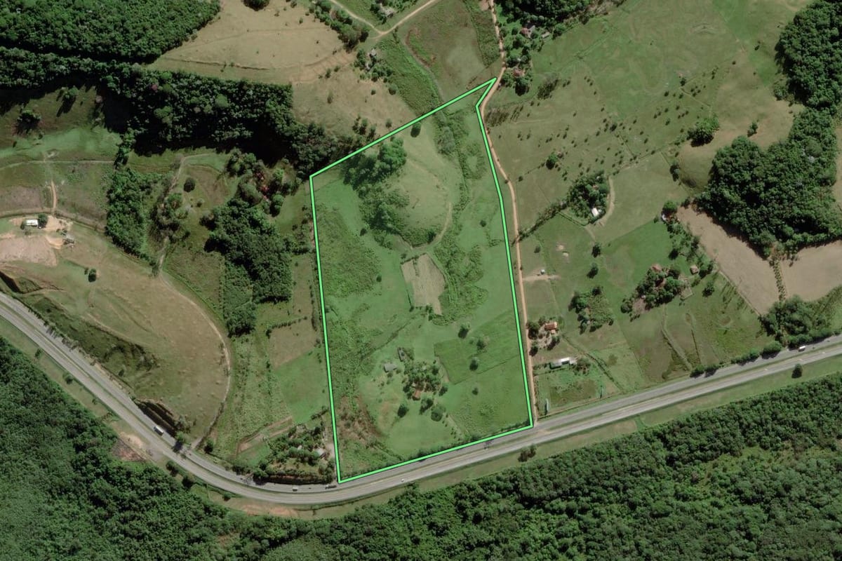 Imagem de satélite do imóvel rural em Silva Jardim (RJ), com o contorno declarado no CAR desenhado por cima.