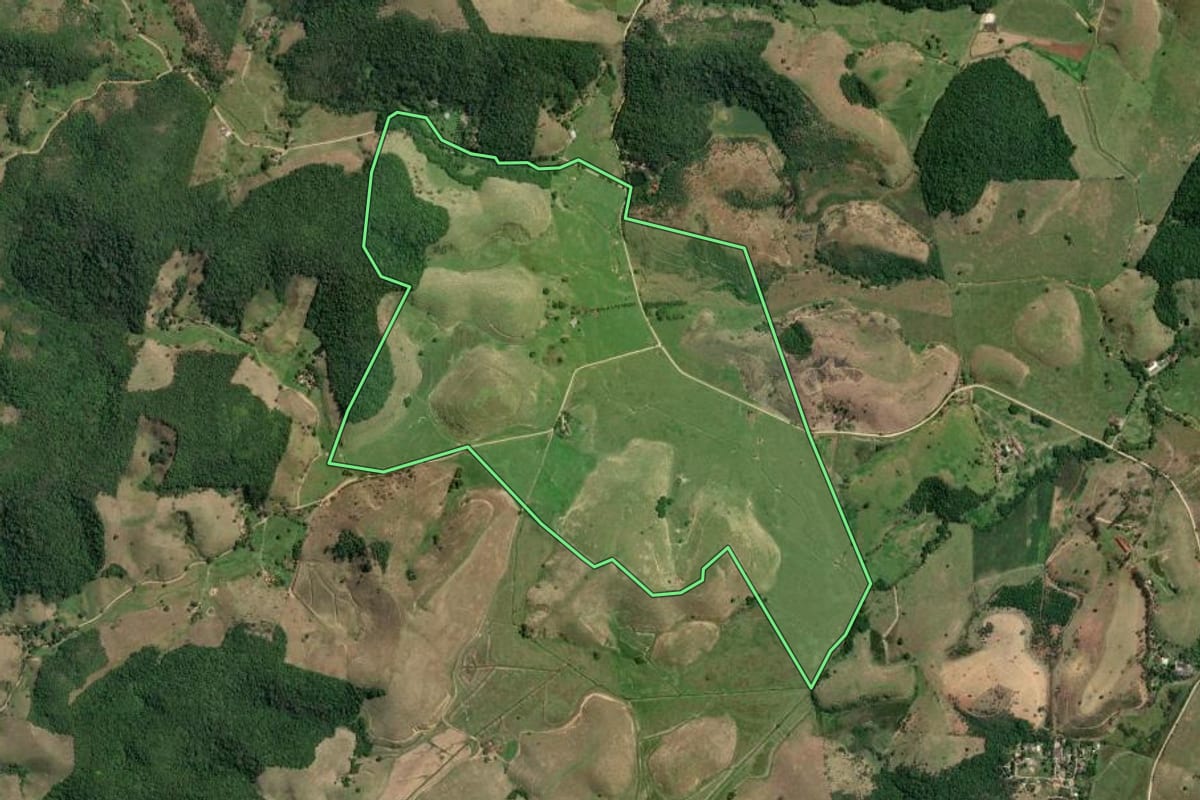 Imagem de satélite do imóvel rural em Silva Jardim (RJ), com o contorno declarado no CAR desenhado por cima.