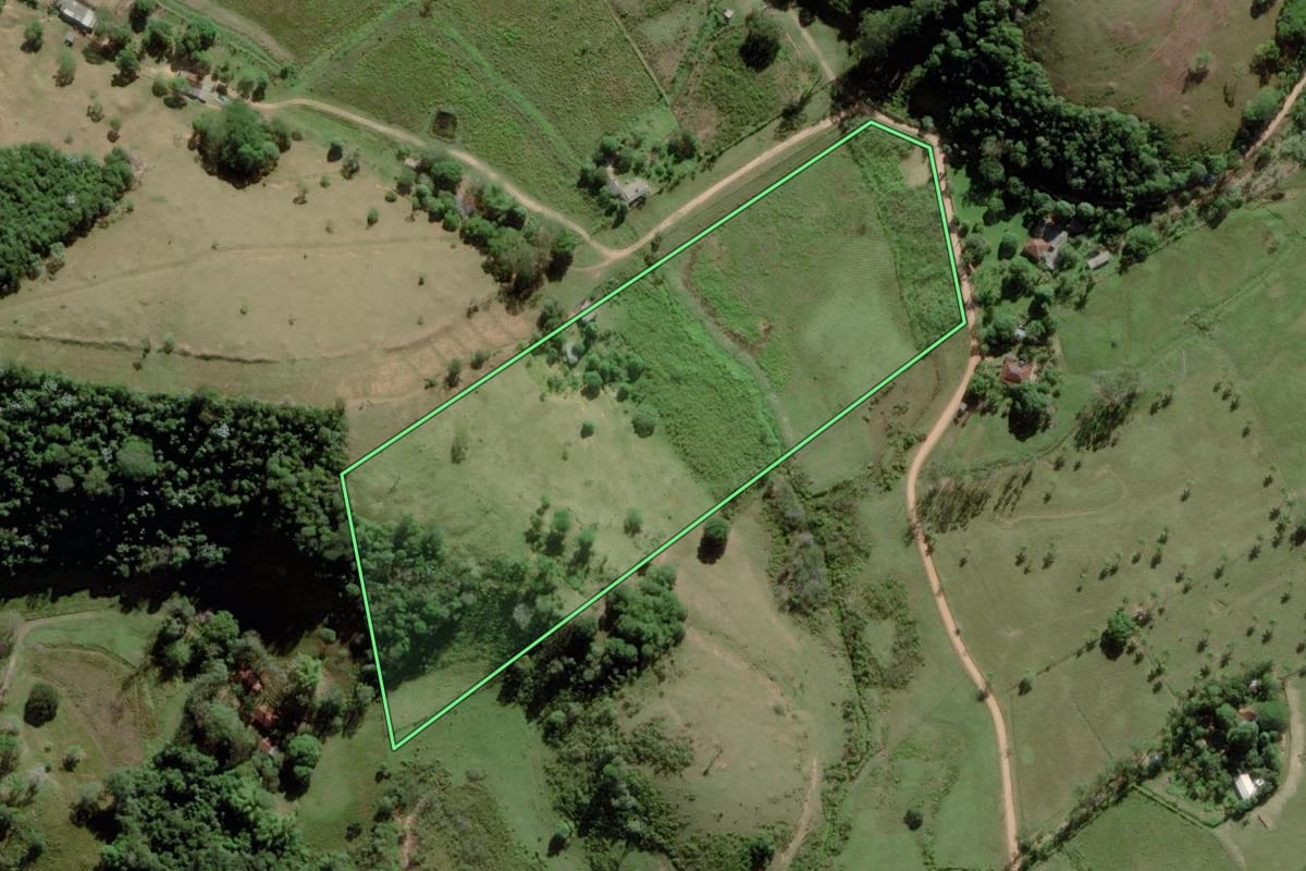 Imagem de satélite do imóvel rural em Silva Jardim (RJ), com o contorno declarado no CAR desenhado por cima.