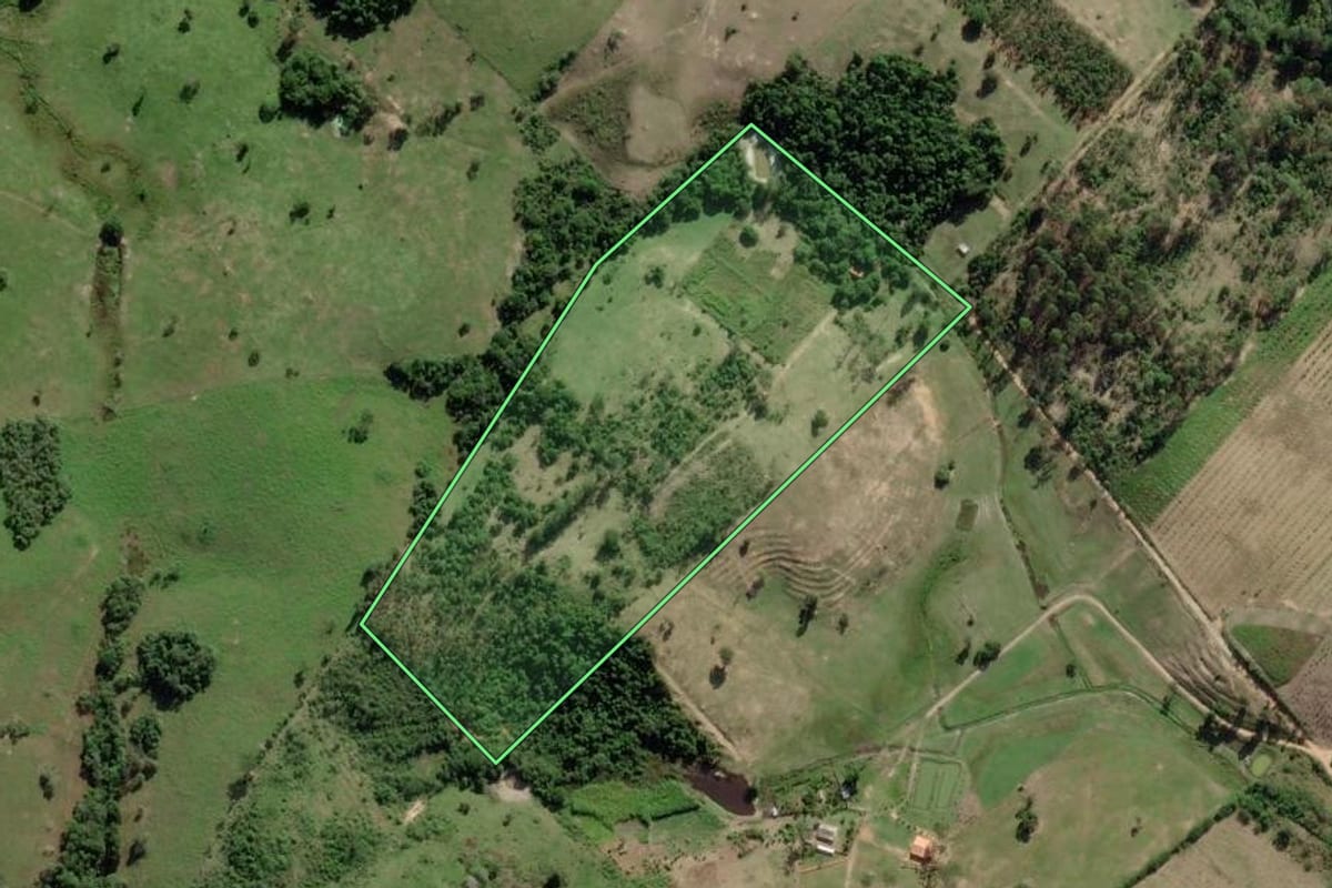 Imagem de satélite do imóvel rural em Silva Jardim (RJ), com o contorno declarado no CAR desenhado por cima.