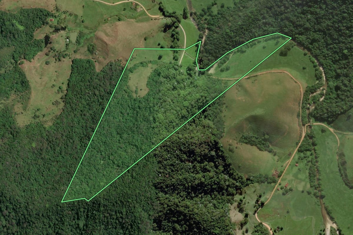 Imagem de satélite do imóvel rural em Silva Jardim (RJ), com o contorno declarado no CAR desenhado por cima.