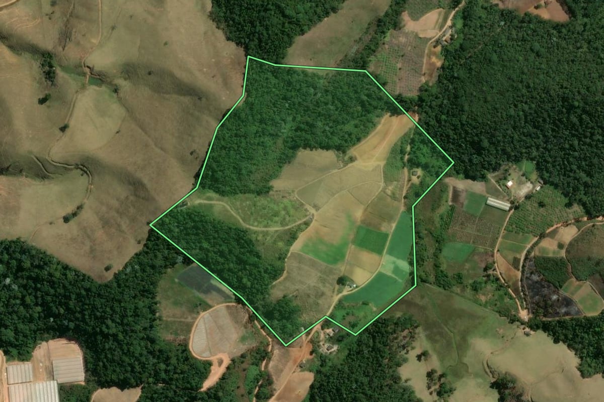 Imagem de satélite do imóvel rural em Sumidouro (RJ), com o contorno declarado no CAR desenhado por cima.