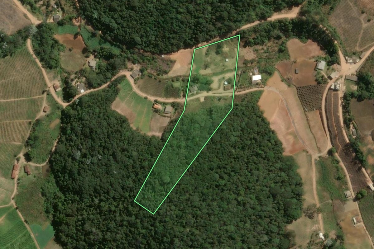 Imagem de satélite do imóvel rural em Sumidouro (RJ), com o contorno declarado no CAR desenhado por cima.