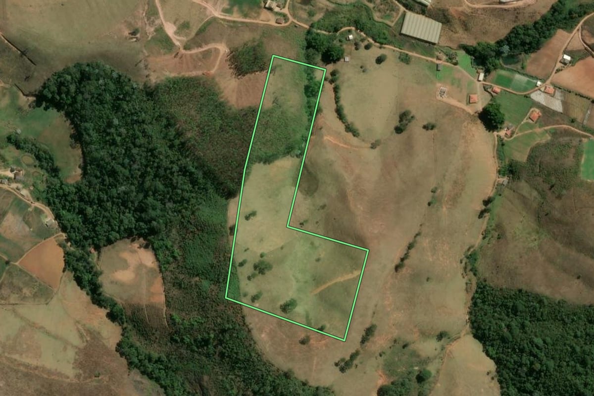 Imagem de satélite do imóvel rural em Sumidouro (RJ), com o contorno declarado no CAR desenhado por cima.