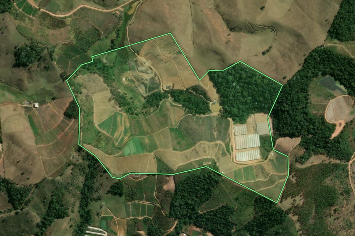 Imagem de satélite do imóvel rural em Sumidouro (RJ), com o contorno declarado no CAR desenhado por cima.