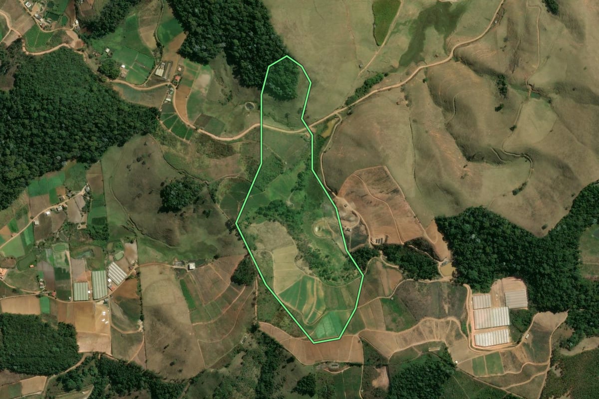 Imagem de satélite do imóvel rural em Sumidouro (RJ), com o contorno declarado no CAR desenhado por cima.