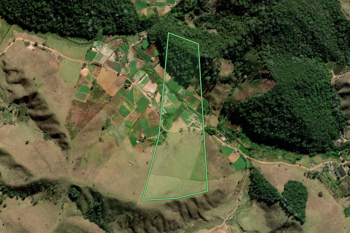 Imagem de satélite do imóvel rural em Sumidouro (RJ), com o contorno declarado no CAR desenhado por cima.