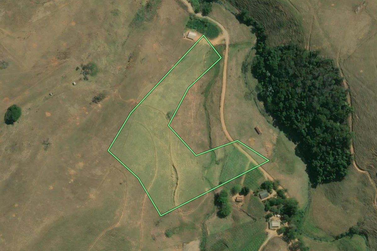Imagem de satélite do imóvel rural em Sumidouro (RJ), com o contorno declarado no CAR desenhado por cima.