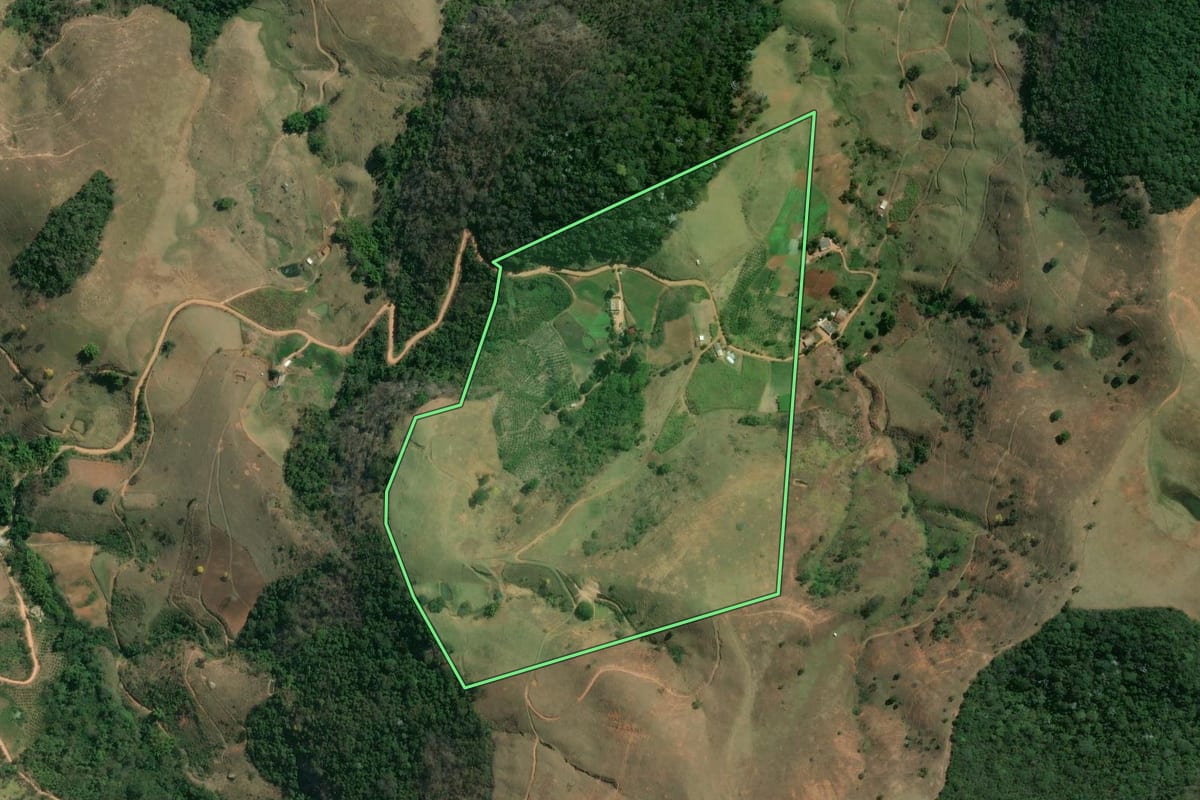 Imagem de satélite do imóvel rural em Sumidouro (RJ), com o contorno declarado no CAR desenhado por cima.
