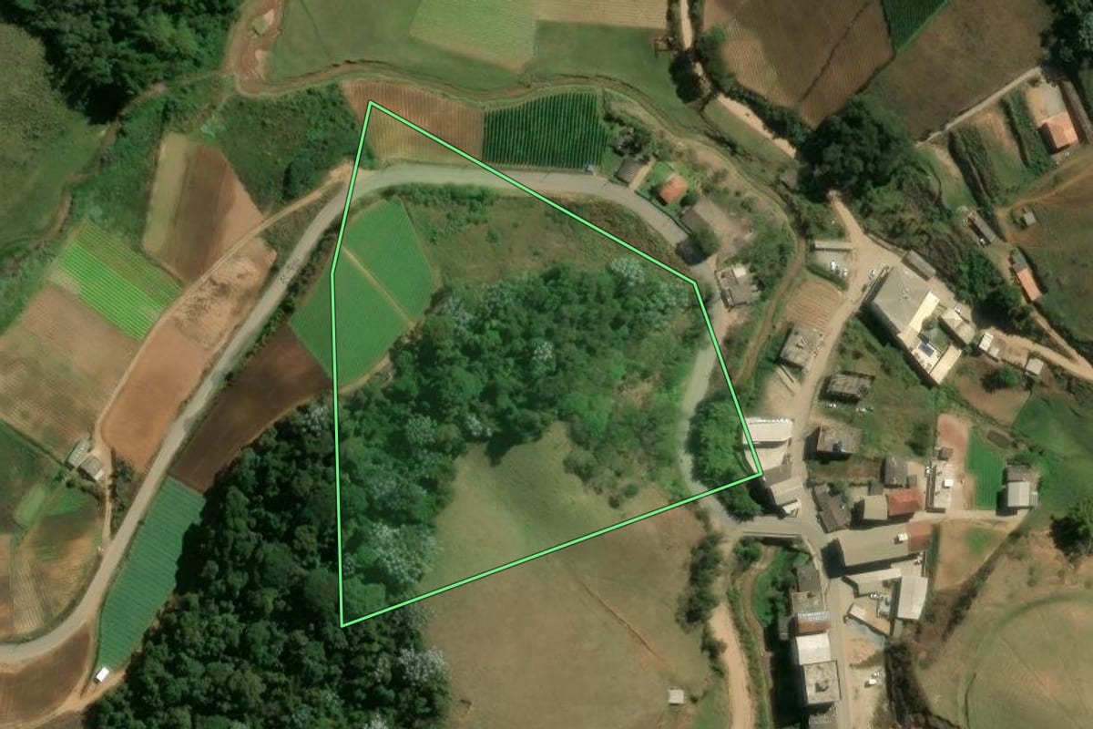 Imagem de satélite do imóvel rural em Sumidouro (RJ), com o contorno declarado no CAR desenhado por cima.