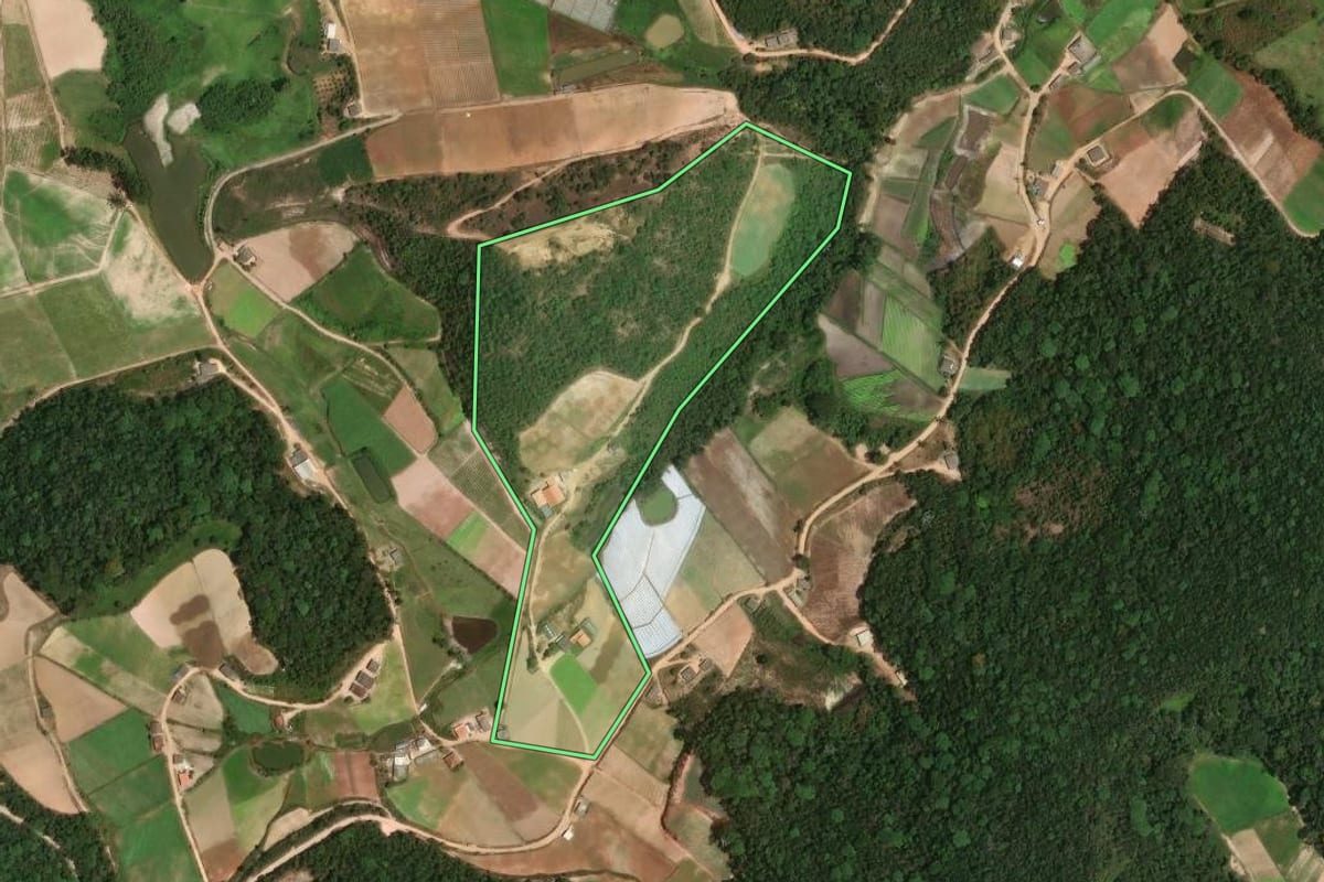 Imagem de satélite do imóvel rural em Sumidouro (RJ), com o contorno declarado no CAR desenhado por cima.