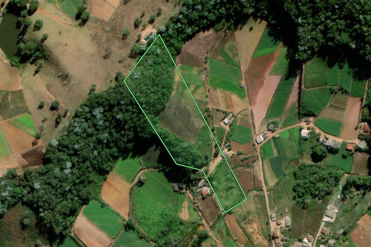 Imagem de satélite do imóvel rural em Sumidouro (RJ), com o contorno declarado no CAR desenhado por cima.
