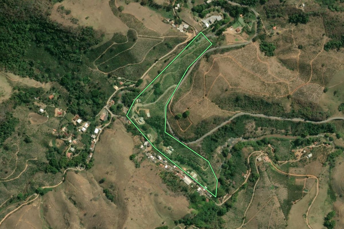 Imagem de satélite do imóvel rural em Sumidouro (RJ), com o contorno declarado no CAR desenhado por cima.