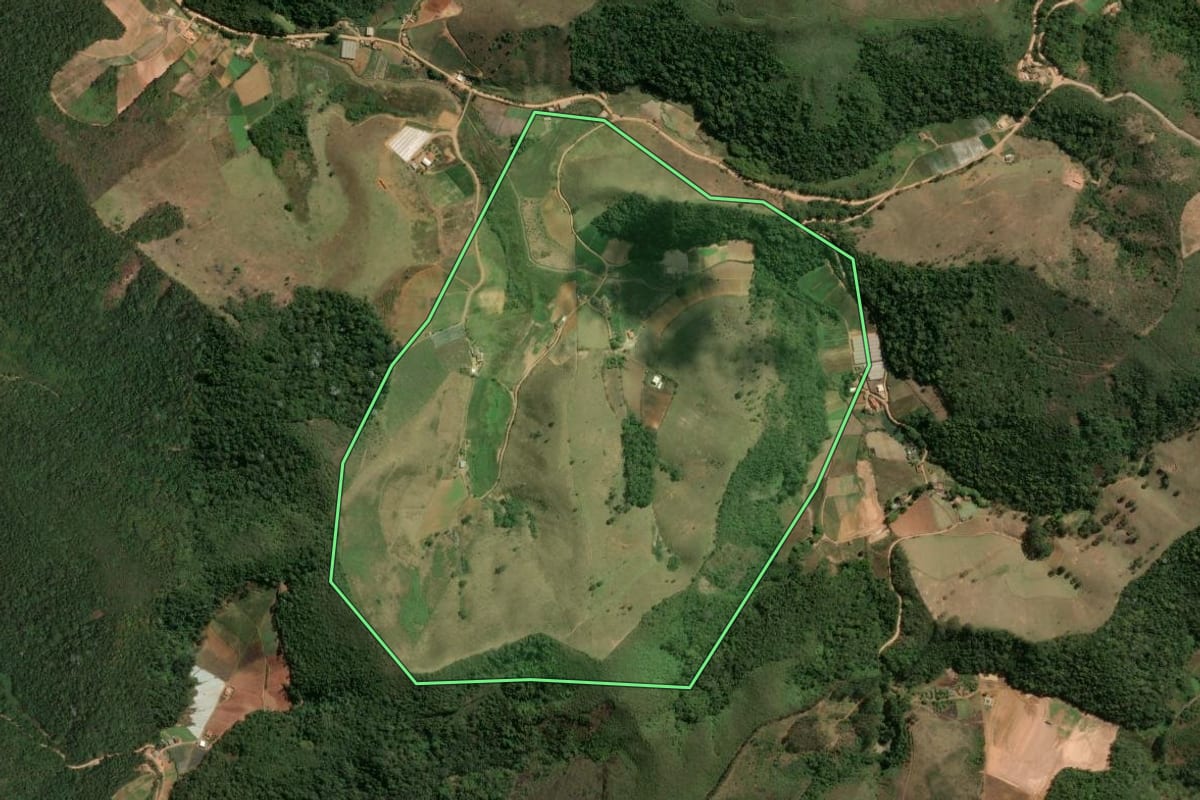 Imagem de satélite do imóvel rural em Sumidouro (RJ), com o contorno declarado no CAR desenhado por cima.