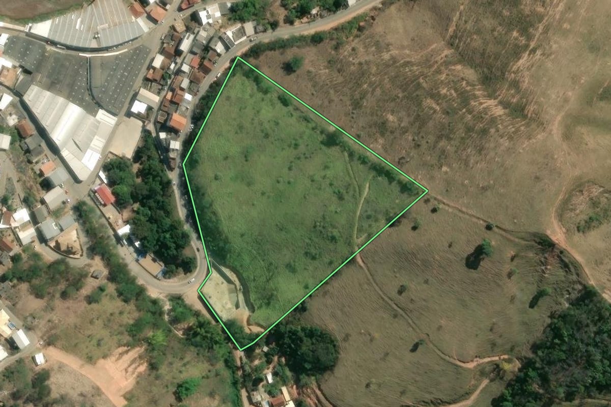 Imagem de satélite do imóvel rural em Sumidouro (RJ), com o contorno declarado no CAR desenhado por cima.