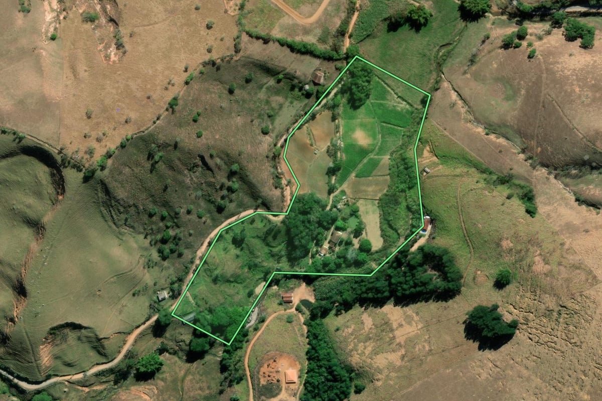 Imagem de satélite do imóvel rural em Sumidouro (RJ), com o contorno declarado no CAR desenhado por cima.