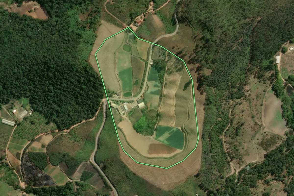 Imagem de satélite do imóvel rural em Sumidouro (RJ), com o contorno declarado no CAR desenhado por cima.