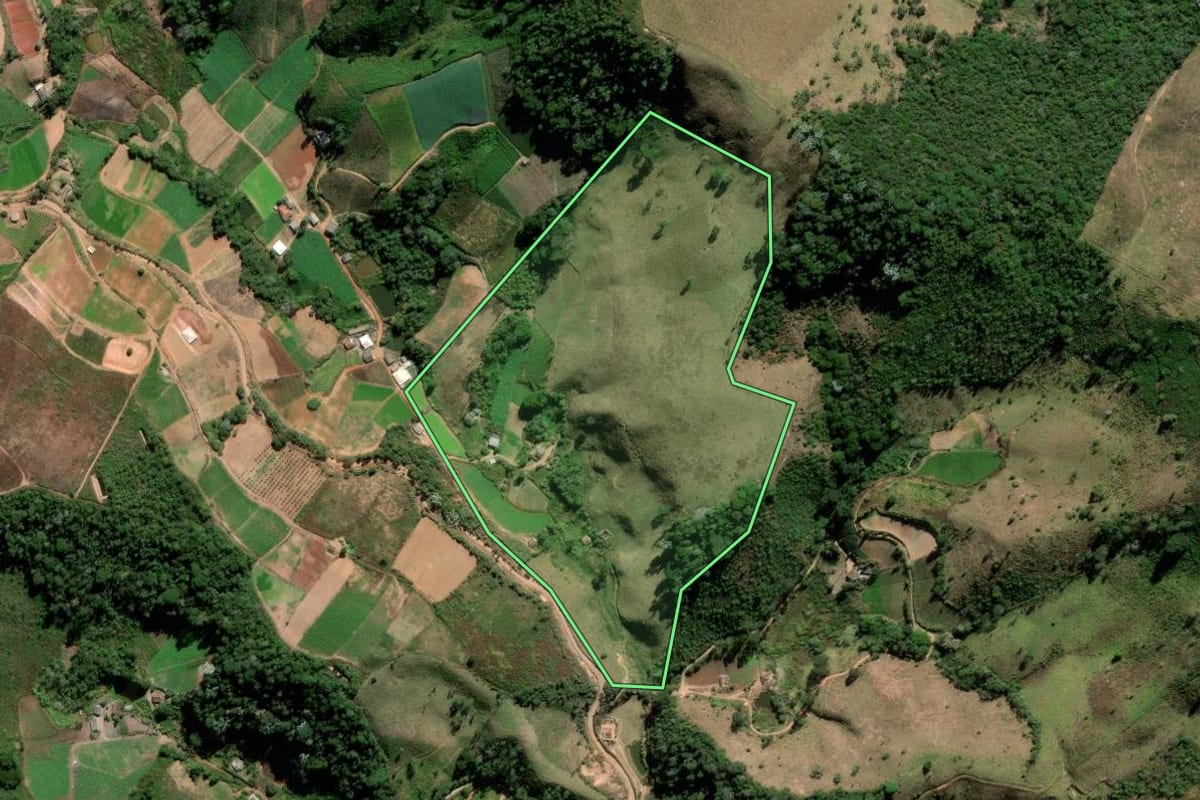 Imagem de satélite do imóvel rural em Sumidouro (RJ), com o contorno declarado no CAR desenhado por cima.