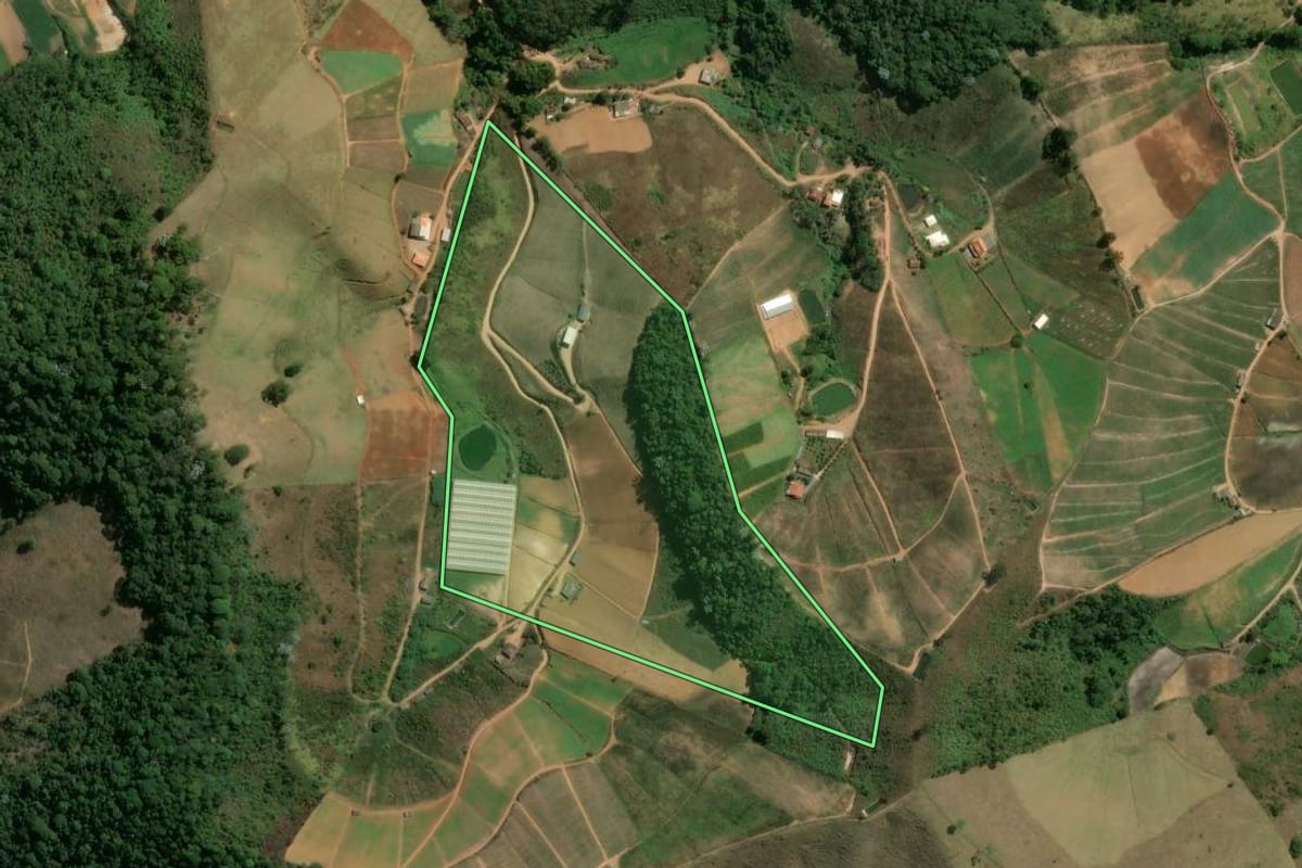 Imagem de satélite do imóvel rural em Sumidouro (RJ), com o contorno declarado no CAR desenhado por cima.