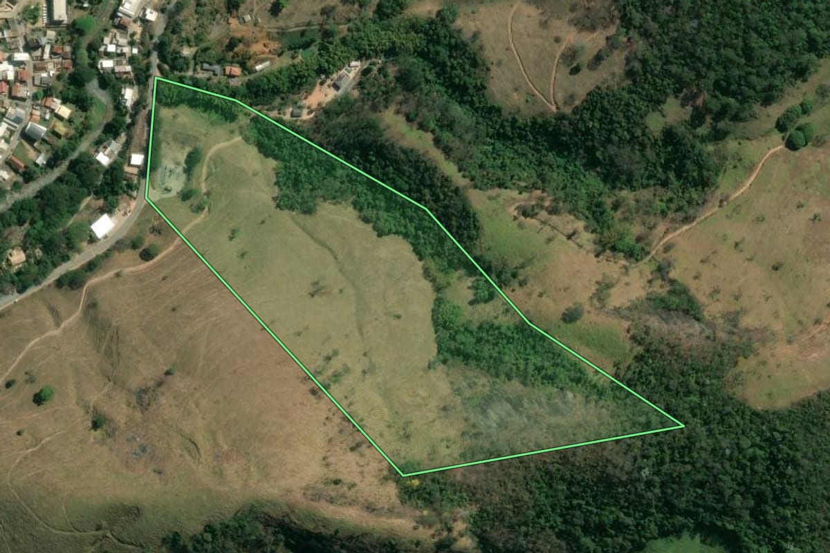 Imagem de satélite do imóvel rural em Sumidouro (RJ), com o contorno declarado no CAR desenhado por cima.