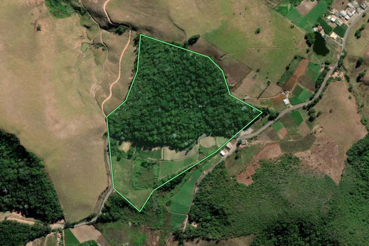 Imagem de satélite do imóvel rural em Sumidouro (RJ), com o contorno declarado no CAR desenhado por cima.