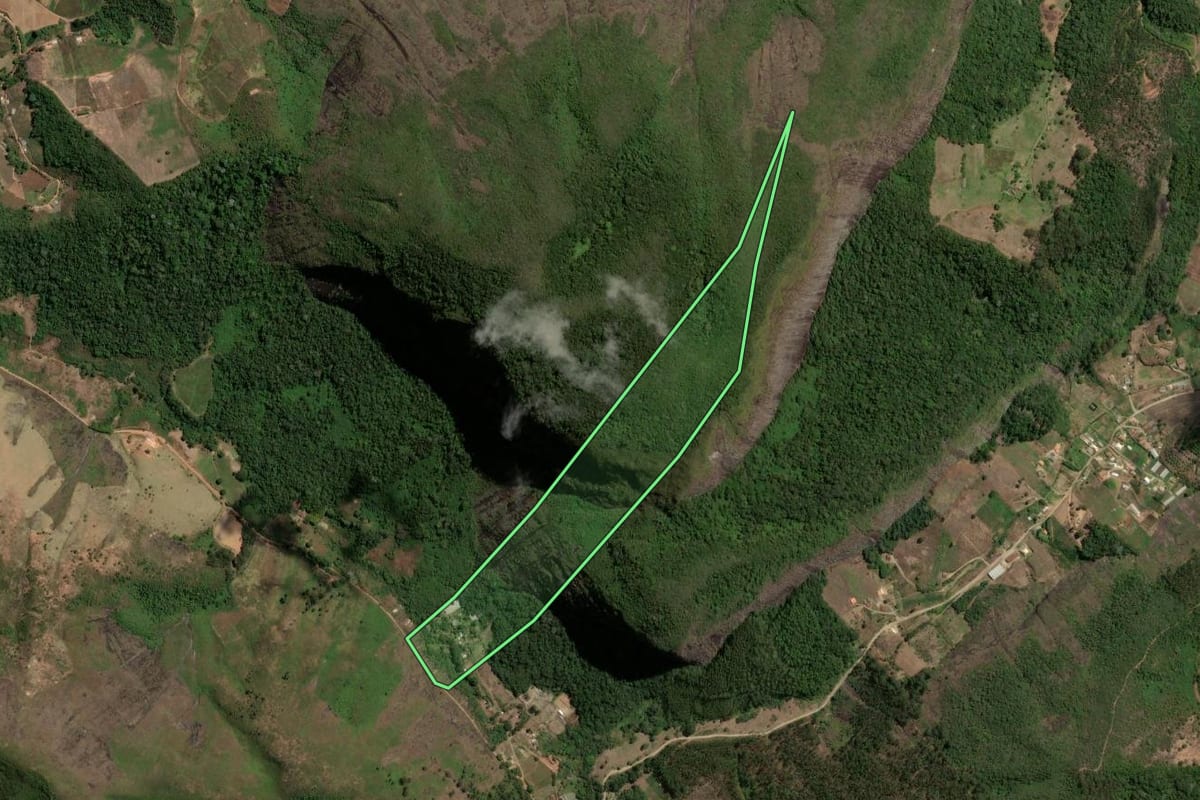 Imagem de satélite do imóvel rural em Sumidouro (RJ), com o contorno declarado no CAR desenhado por cima.