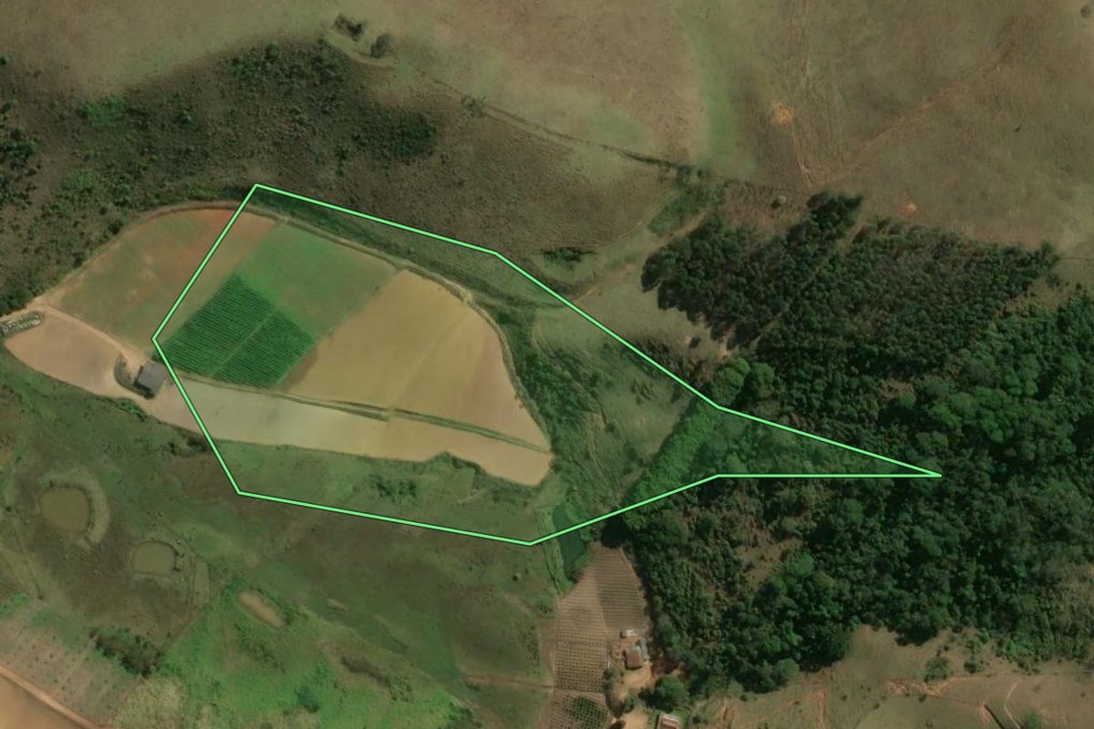 Imagem de satélite do imóvel rural em Sumidouro (RJ), com o contorno declarado no CAR desenhado por cima.