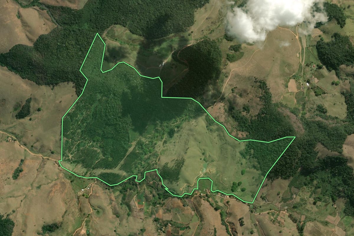 Imagem de satélite do imóvel rural em Sumidouro (RJ), com o contorno declarado no CAR desenhado por cima.