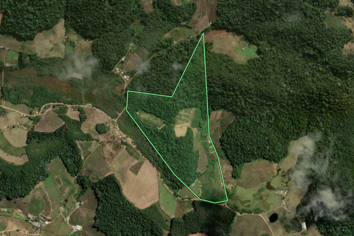 Imagem de satélite do imóvel rural em Sumidouro (RJ), com o contorno declarado no CAR desenhado por cima.