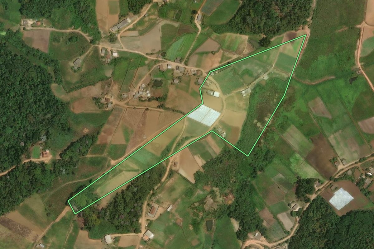 Imagem de satélite do imóvel rural em Sumidouro (RJ), com o contorno declarado no CAR desenhado por cima.
