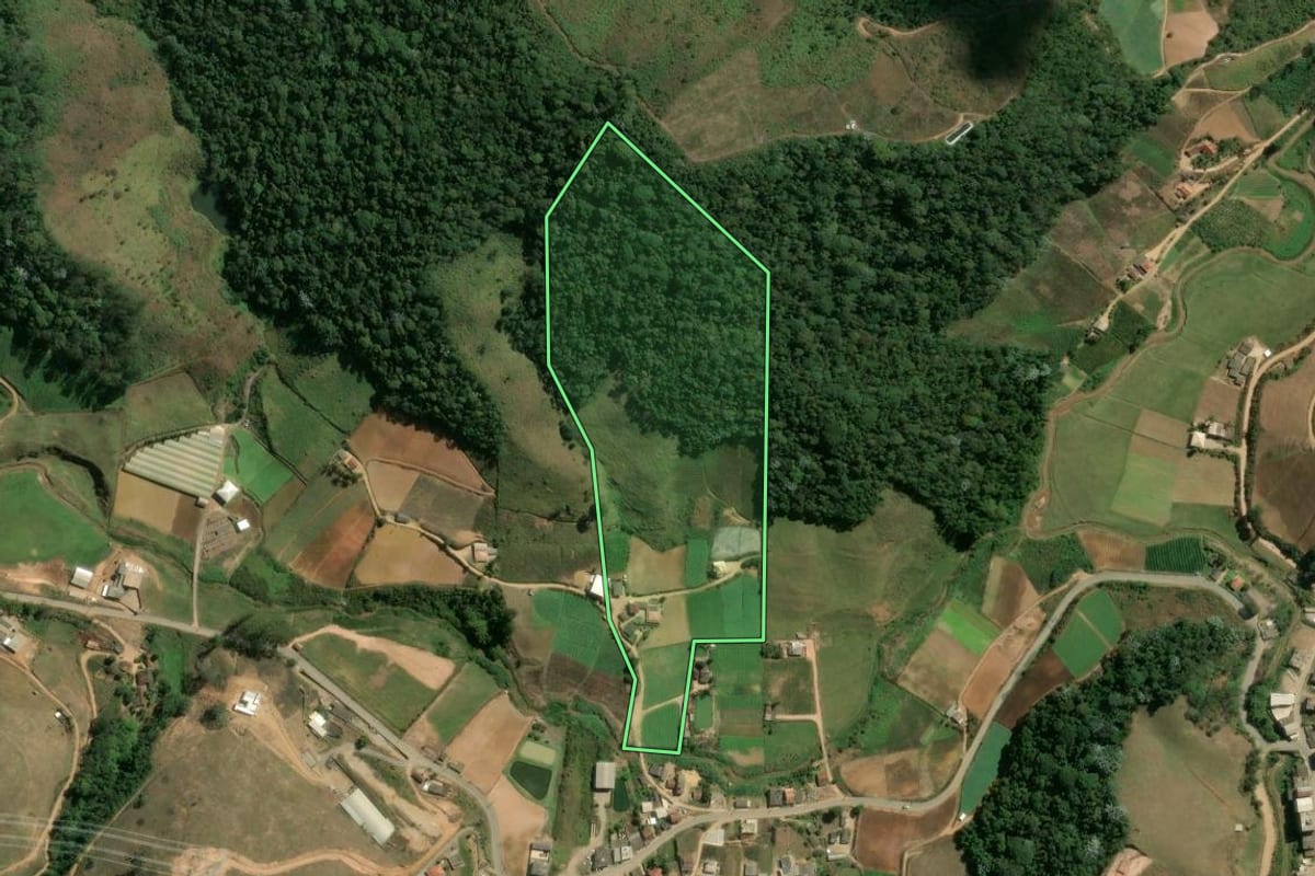 Imagem de satélite do imóvel rural em Sumidouro (RJ), com o contorno declarado no CAR desenhado por cima.