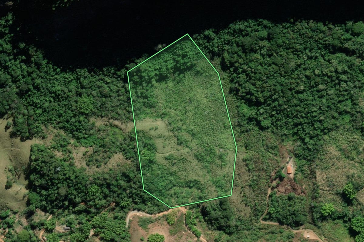 Imagem de satélite do imóvel rural em Sumidouro (RJ), com o contorno declarado no CAR desenhado por cima.