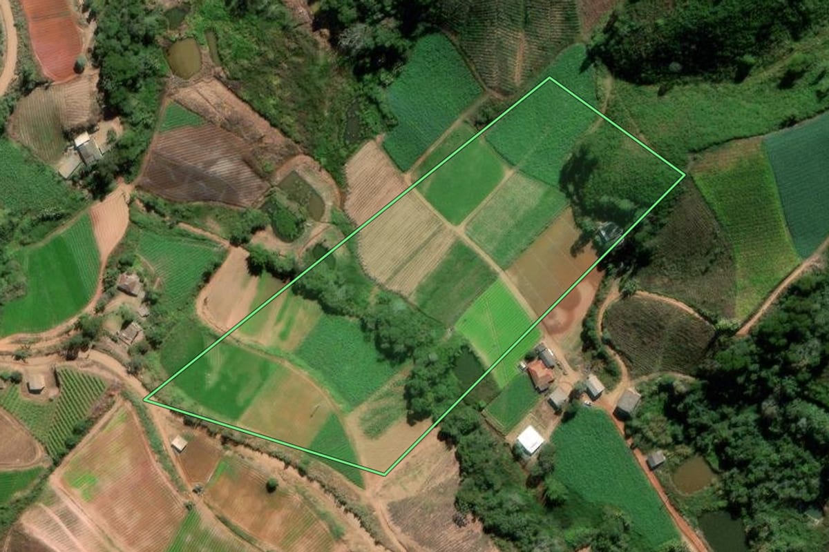 Imagem de satélite do imóvel rural em Sumidouro (RJ), com o contorno declarado no CAR desenhado por cima.