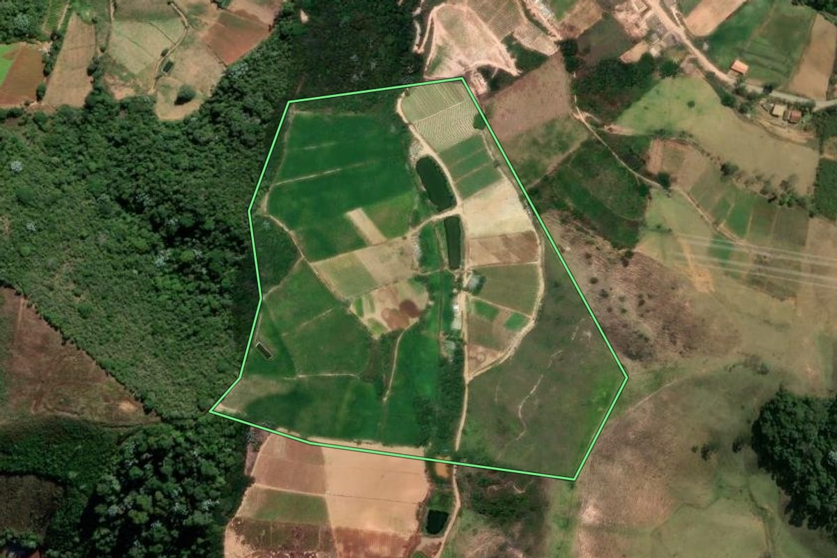 Imagem de satélite do imóvel rural em Sumidouro (RJ), com o contorno declarado no CAR desenhado por cima.