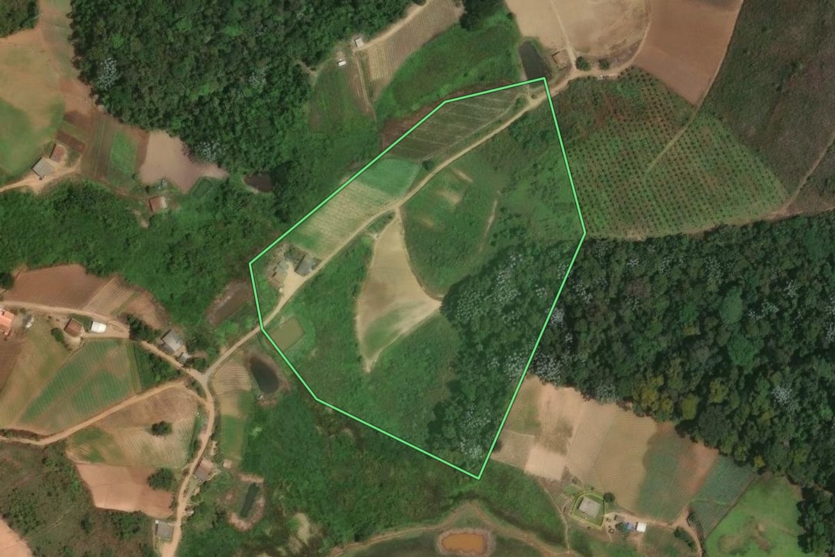 Imagem de satélite do imóvel rural em Sumidouro (RJ), com o contorno declarado no CAR desenhado por cima.