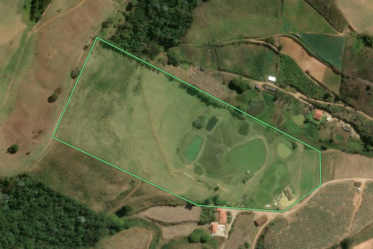 Imagem de satélite do imóvel rural em Sumidouro (RJ), com o contorno declarado no CAR desenhado por cima.