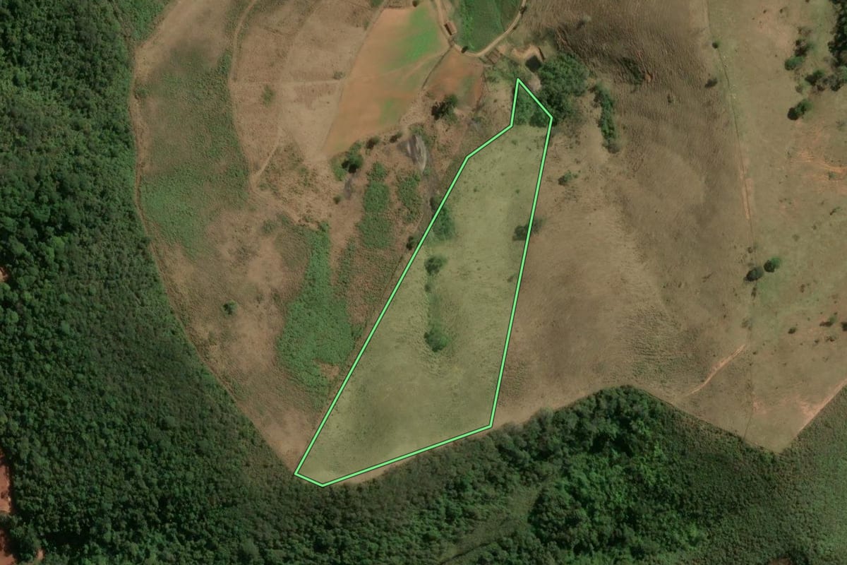 Imagem de satélite do imóvel rural em Sumidouro (RJ), com o contorno declarado no CAR desenhado por cima.