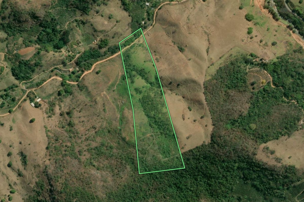 Imagem de satélite do imóvel rural em Sumidouro (RJ), com o contorno declarado no CAR desenhado por cima.